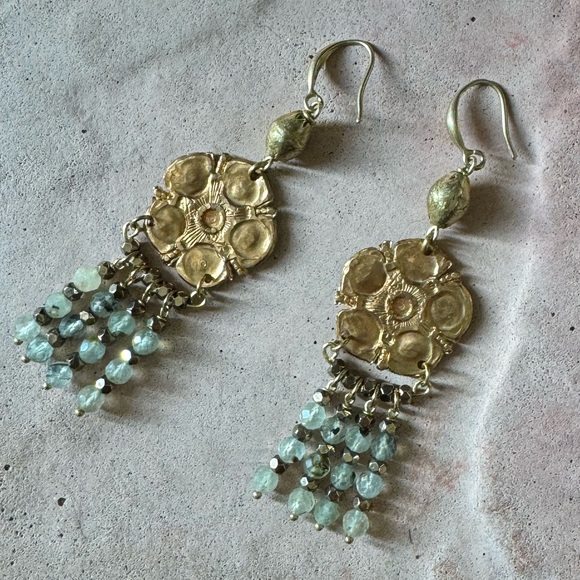 Handmade vintage floret prehnite gemstone earrings - Picture 4 of 7